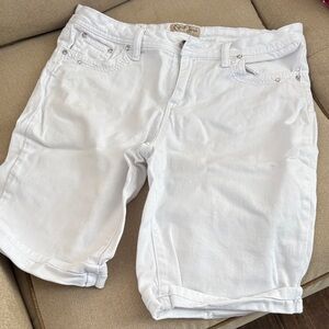 Earl Jean Classic White Jean Shorts.            S121